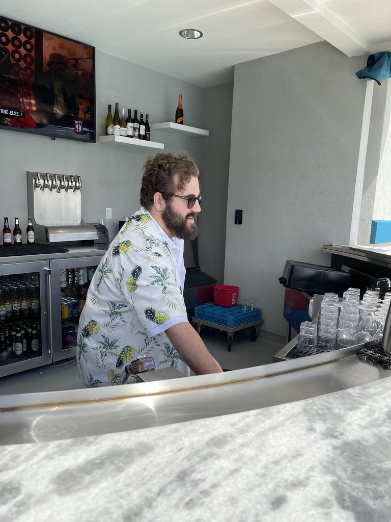 Kurt in bartender mode